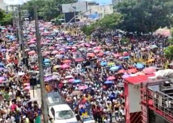 Milhares de fiéis participaram da Caminhada do Perdão