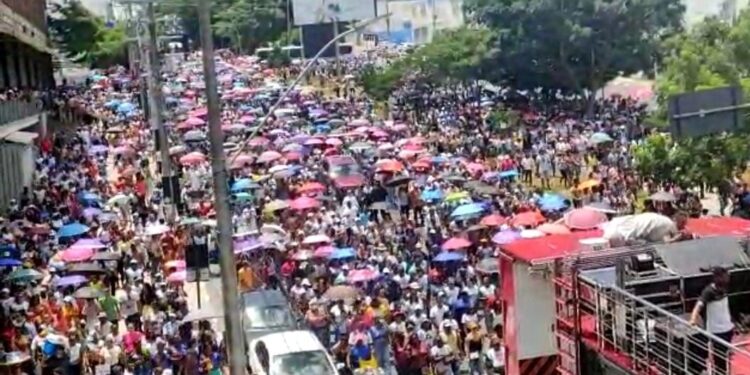Milhares de fiéis participaram da Caminhada do Perdão