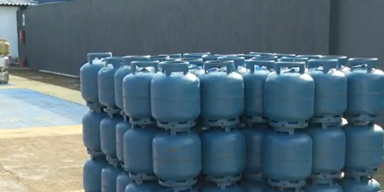 Acelen anuncia redução de 8% no valor do gás de cozinha na Bahia