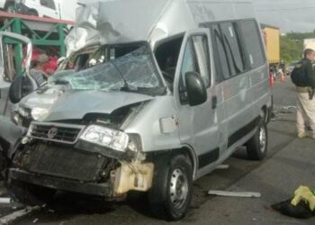 Passageiros de van ficam feridos após batida com dois carros na BR-324; veículo ficou destruído