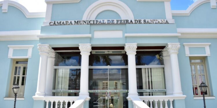 Devido à Micareta, Câmara de Feira paga salário de abril do servidor com 10 dias de antecedência