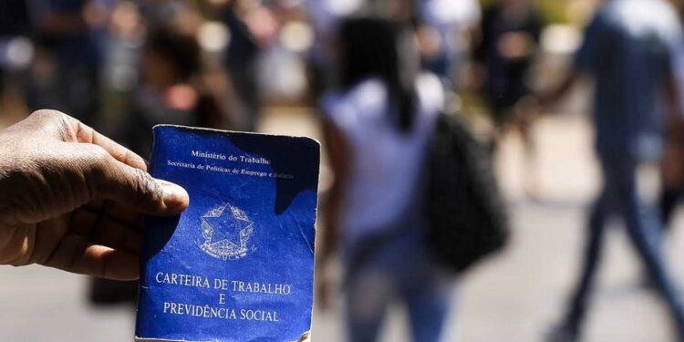 Desemprego sobe para 8,8% e atinge 9,4 milhões de brasileiros, diz IBGE