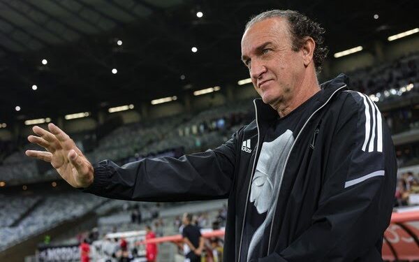 Corinthians contrata técnico Cuca para substituir Fernando Lázaro