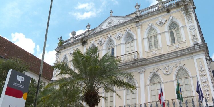 Servidor público é preso na Bahia por exploração sexual de adolescentes; suspeito ameaçava cortar benefício social de vítimas