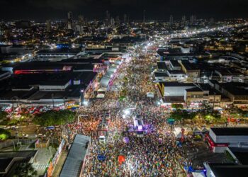 Homem é preso por tentar beijar mulheres à força dentro de camarote na micareta de Feira de Santana, na BA