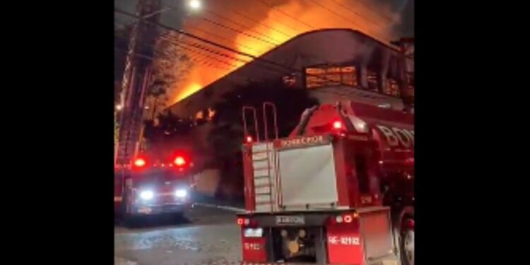 Incêndio atinge prédio comercial na Zona Leste de São Paulo