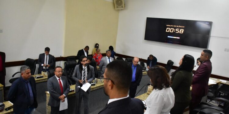 Câmara faz minuto de silêncio em homenagem à mãe do radialista Dilton Coutinho, sepultada hoje