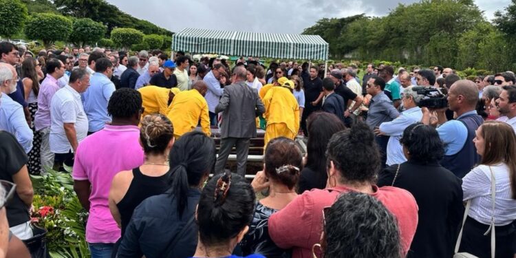 Emoção marca despedida a Evaldo Martins