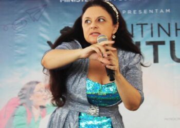 Estudantes aproveitam contação de história com a atriz Carla Fioroni