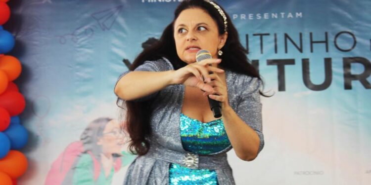 Estudantes aproveitam contação de história com a atriz Carla Fioroni