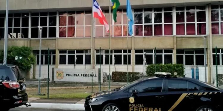 Polícia Federal cumpre mandado de busca e apreensão na casa de aluno suspeito de ameaçar professores por e-mail na BA
