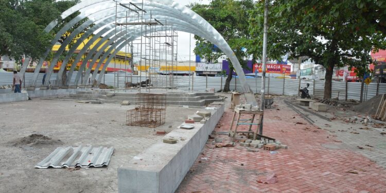 Reforma da praça do Tomba segue avançando