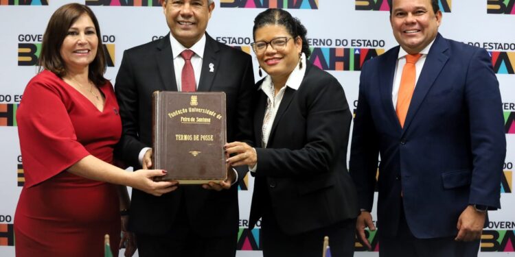 Nova reitora da UEFS é empossada pelo governador Jerônimo Rodrigues