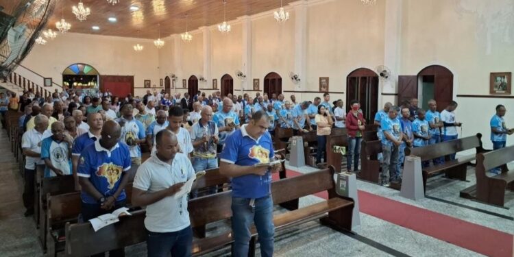 Coordenação Arquidiocesana realiza o terço na praça na Igreja Nossa Senhora do Perpétuo Socorro