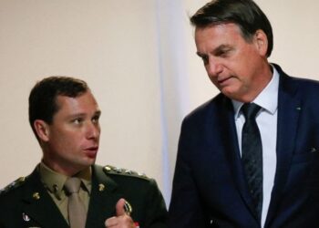 PF apreende R$ 16 mil e US$ 35 mil na casa do ex-ajudante de ordens de Bolsonaro