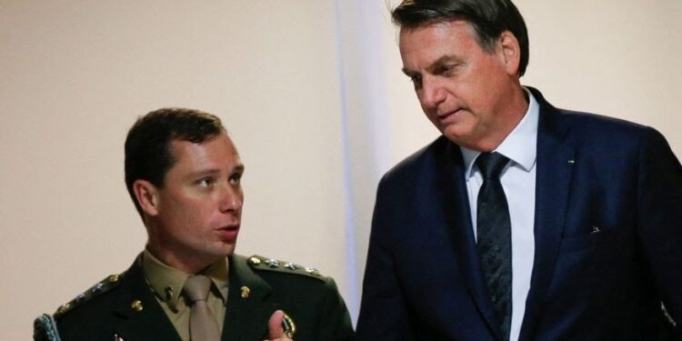 PF apreende R$ 16 mil e US$ 35 mil na casa do ex-ajudante de ordens de Bolsonaro
