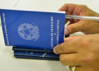 Caged: Brasil abre 180 mil vagas com carteira assinada em abril