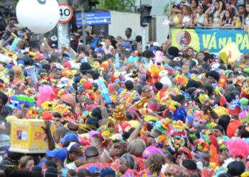 Deputados aprovam Projeto de Lei que proíbe uso de pistolas de água no carnaval e festas de rua na BA