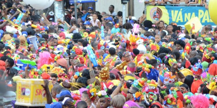 Deputados aprovam Projeto de Lei que proíbe uso de pistolas de água no carnaval e festas de rua na BA