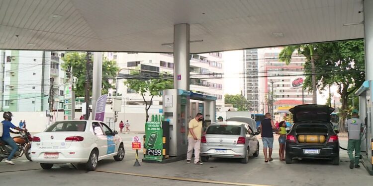 Entenda porque anúncio de redução da Petrobras nos valores do gás de cozinha, gasolina e diesel não beneficiam os baianos