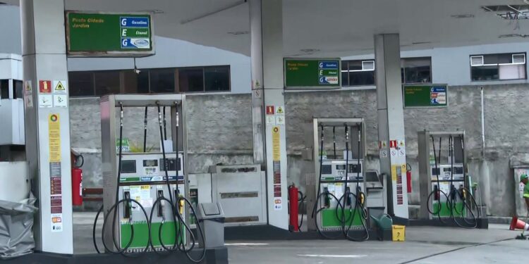 Acelen anuncia redução de 8% no preço dos combustíveis na Bahia