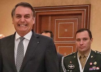 Bolsonaro diz não ter tomado vacina e nega adulteração em cartão