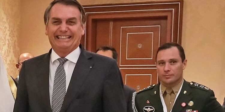 Bolsonaro diz não ter tomado vacina e nega adulteração em cartão