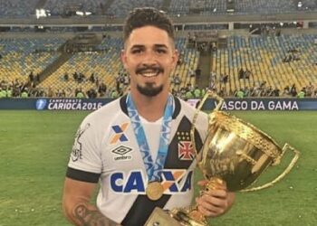 Kadu Fernandes, zagueiro ex-Vasco, morre em acidente de carro no RJ