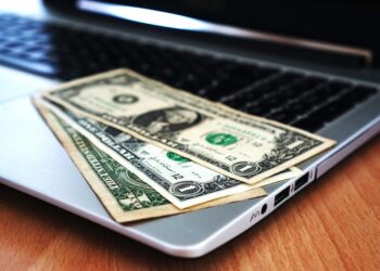 Dólar engata 5ª queda seguida e fecha abaixo de R$ 4,90 pela primeira vez em quase um ano
