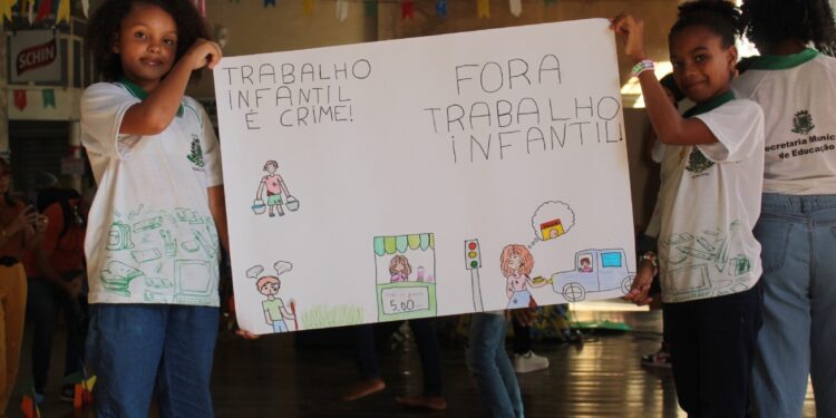 Estudantes da Educação Municipal usam músicas e poesias em alerta ao trabalho infantil