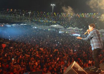 Thiago Aquino agita segunda noite de festa com o repertório mais gostoso do Brasil