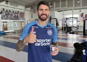 Jogador do Bahia Everaldo fica com carro de luxo destruído após atropelar cavalo