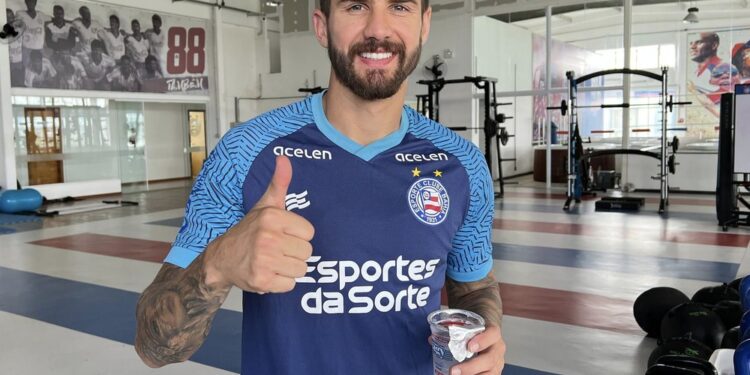 Jogador do Bahia Everaldo fica com carro de luxo destruído após atropelar cavalo