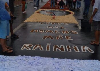Terço dos Homens Mãe Rainha tem presença maciça no dia de Corpus Christi