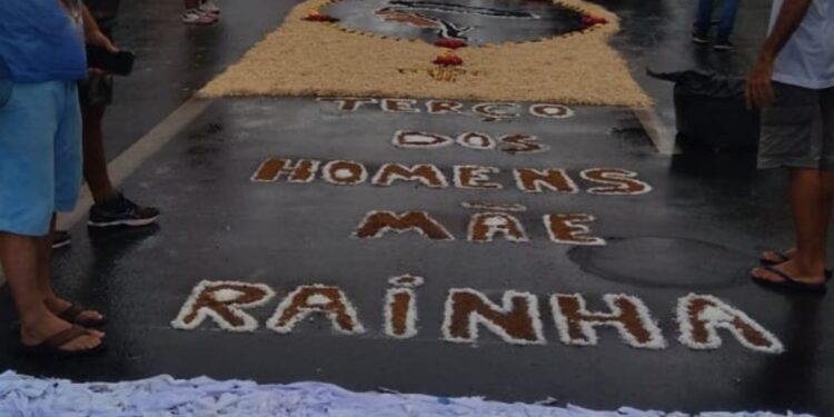 Terço dos Homens Mãe Rainha tem presença maciça no dia de Corpus Christi