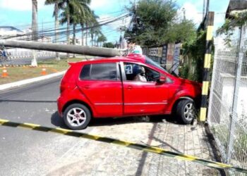 Carro bate em poste e derruba equipamento em Feira de Santana; motorista ficou preso às ferragens