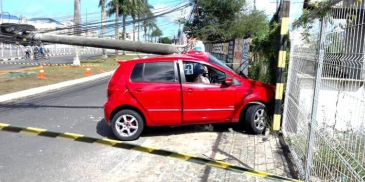 Carro bate em poste e derruba equipamento em Feira de Santana; motorista ficou preso às ferragens