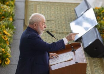 Lula diz que equipe de governo não é clube ou grupo de amigos
