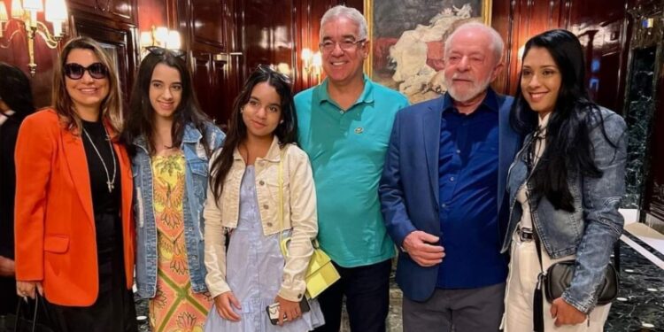 Deputado Zé Neto encontra Lula em Paris e discutem questões importantes para o Brasil