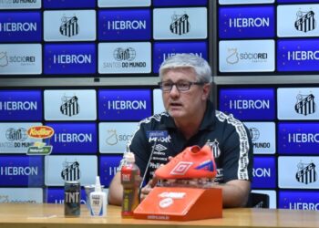 Santos demite Odair Hellmann