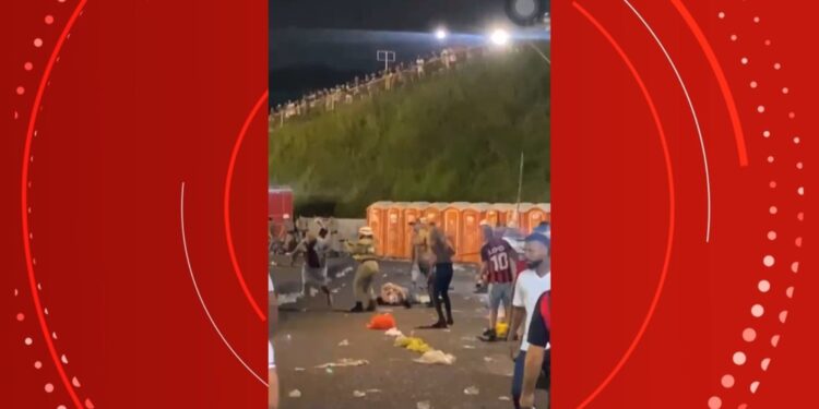 Treze pessoas são levadas para delegacia após briga entre torcedores do Vitória dentro do Barradão; vídeo