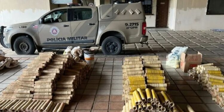 Mais de 1200 espadas e cerca de 200 kg de pólvora são apreendidos em fábricas clandestinas de fogos de artifício no recôncavo baiano