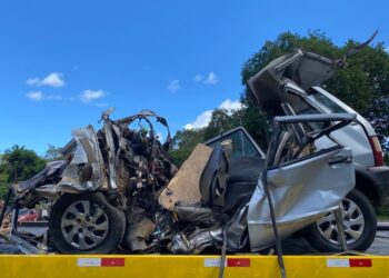 Batida entre carro e ônibus deixa seis pessoas mortas no sul da Bahia; vítimas retornavam de festa