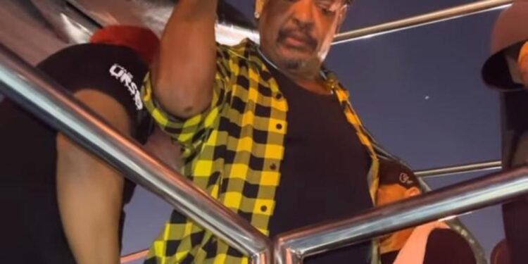 Compadre Washington passa mal em cima de trio do É O Tchan e é internado em hospital na Bahia