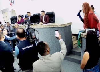 Médico que atendeu paciente de peruca e maquiagem na Bahia discute com vereador em sessão: ‘estou afrontando o senhor’