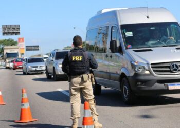 PRF fiscaliza uso do cinto de segurança nas estradas