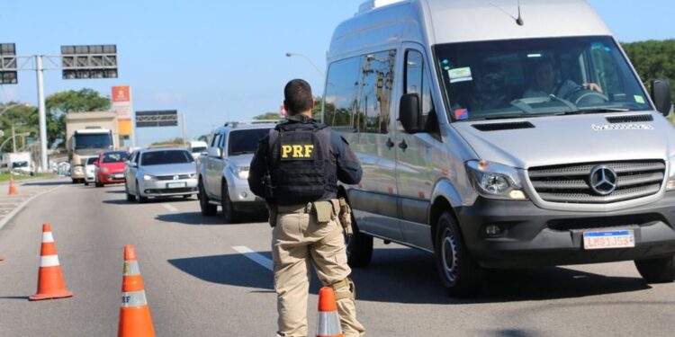 PRF fiscaliza uso do cinto de segurança nas estradas