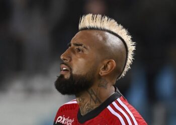 Athletico contrata o volante Vidal após saída do Flamengo