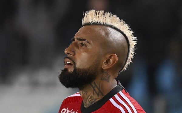Athletico contrata o volante Vidal após saída do Flamengo
