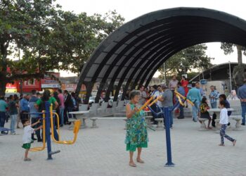 Prefeito entrega primeira etapa da reforma da praça Macário Barreto e feira livre do Tomba